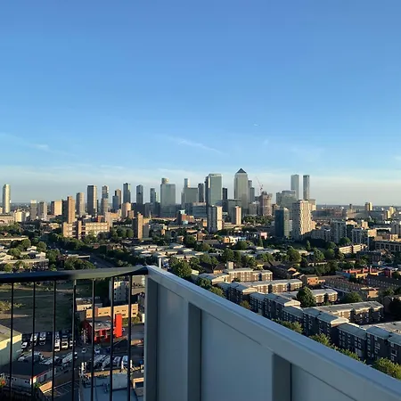Stunning Property With London City And River Views-3