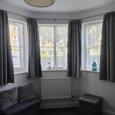 Bright, Chilled Ensuite Db Room In A Shared Flat!-2
