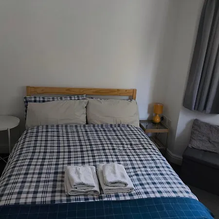 Bright, Chilled Ensuite Db Room In A Shared Flat!-2