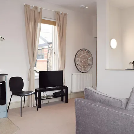 Stylish Light-Filled 1 Bedroom Flat In Hammersmith-3
