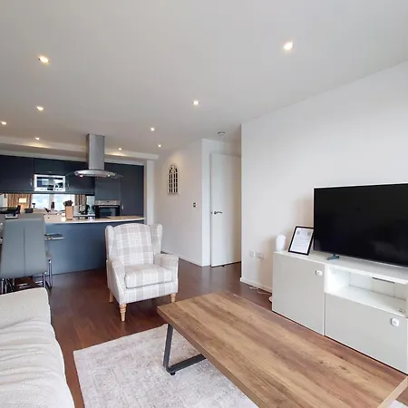 Fully Serviced Two-Bed Apartment Near London Excel-3