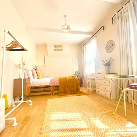 London'S Central East End 2 Bedroom City Apartments-3