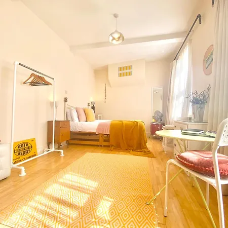 London'S Central East End 2 Bedroom City Apartments-3