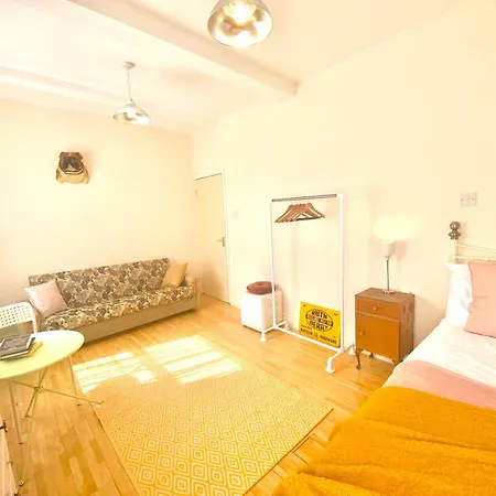 London'S Central East End 2 Bedroom City Apartments-3
