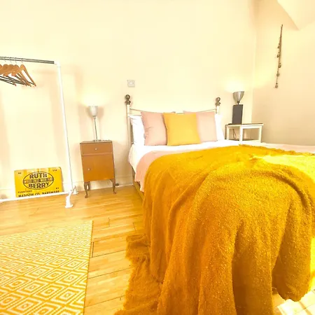 London'S Central East End 2 Bedroom City Apartments-2