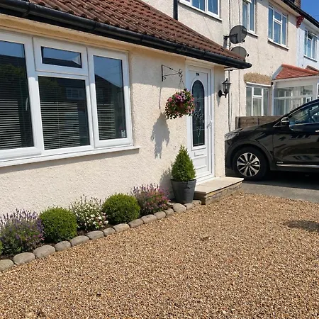 Croydon Apartment With Parking-3