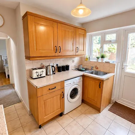 Croydon Apartment With Parking-2