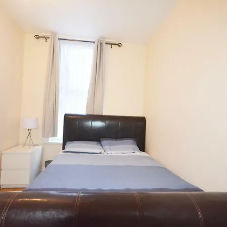 London Zone 2 Three Bedroom Apartment-3