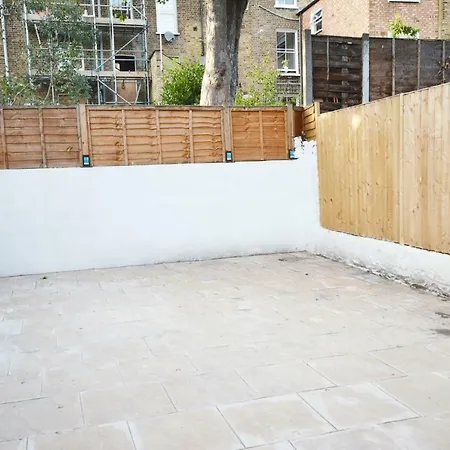 London Zone 2 Three Bedroom Apartment-2