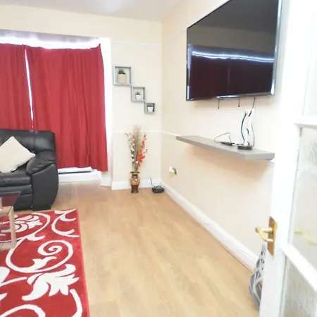 Four Bedroom Townhouse 12 Minutes Walk To Excel Exhibition Centre-2