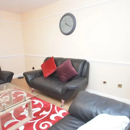 Four Bedroom Townhouse 12 Minutes Walk To Excel Exhibition Centre-3