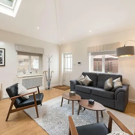 Kew Gardens House | Thames, Richmond Park & Private Garden-3