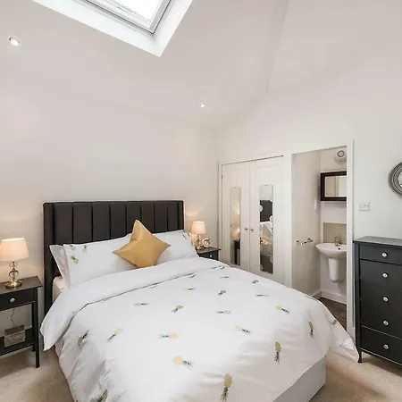 Kew Gardens House | Thames, Richmond Park & Private Garden-2