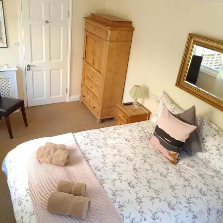 Pretty Maida Vale Apartments-2