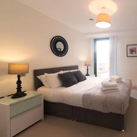 Central Tower Bridge Apartment-2