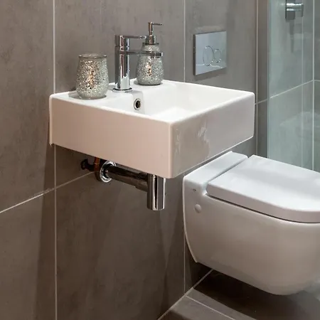 Central Tower Bridge Apartment-3