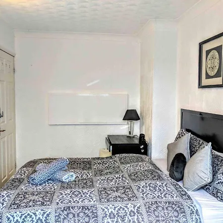 Isle Of Dogs Rooms-2