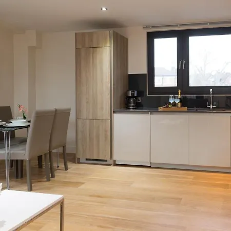 Central Tower Bridge Apartment-3