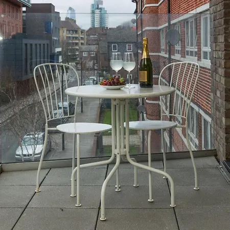 Central Tower Bridge Apartment-2