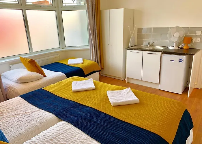 Spacious 2 Bedrooms 2 Baths Apartment With Garden And Parking London