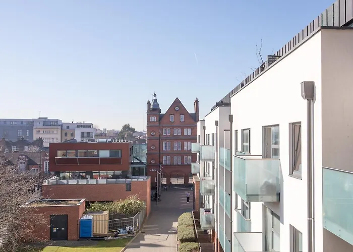 Luxury 2-Bed Flat Parking Near Tube And Emirates Apartment London