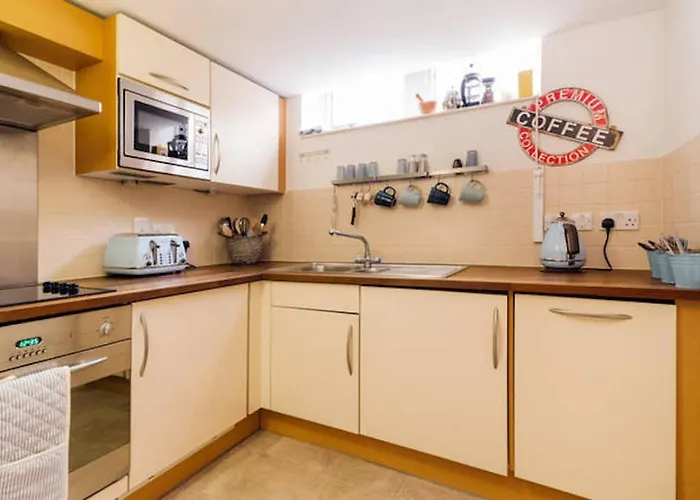 Central 2-Bed, 2-Bath Sanctuary Near Holborn Station, Covent Garden & West End