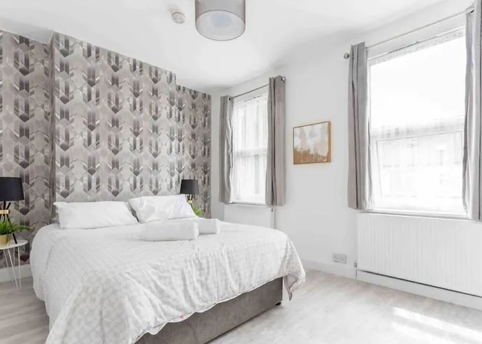 Contemporary 3 Bed House With Spacious Garden Close To Stratford London