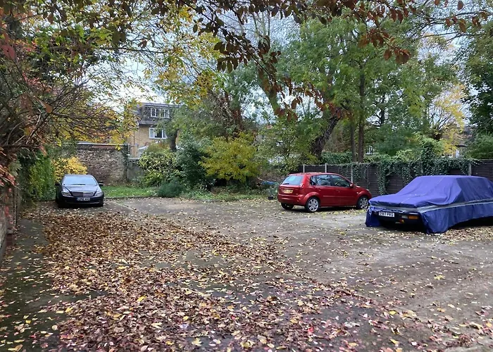 Garden Oasis Apartment: Central, Private & Parking