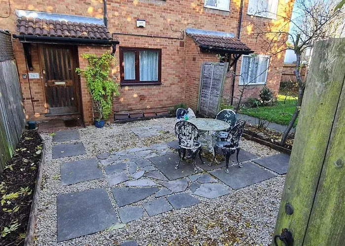 Sw19 - Quiet Split-Level 2-Bedroom Maisonette With Garden London