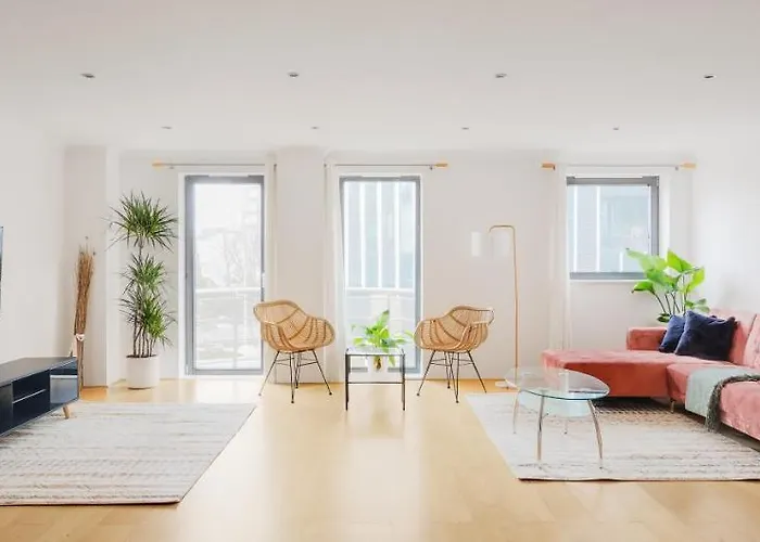 Riverside Two Bedroom Apartment In Canary Wharf London