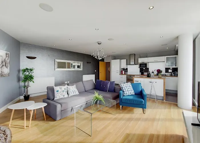 Deluxe Three Bedroom By London Excel Stays