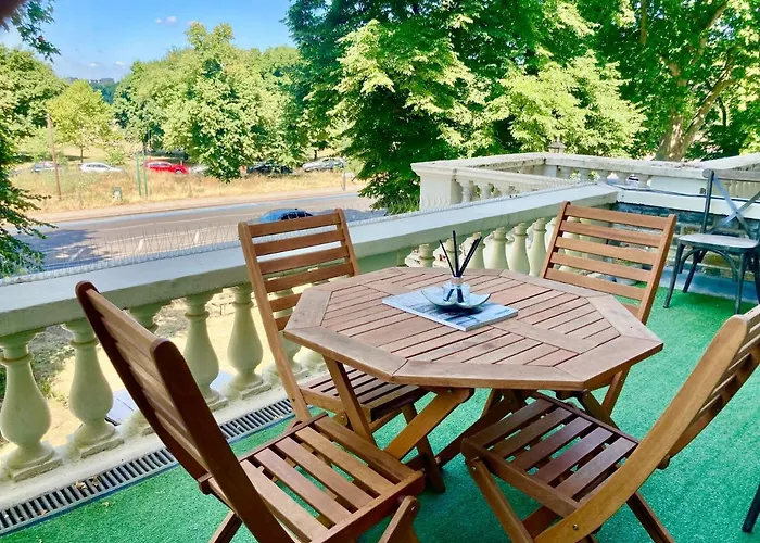 Large 2 Beds Flat Overlooking Clapham Common Park London