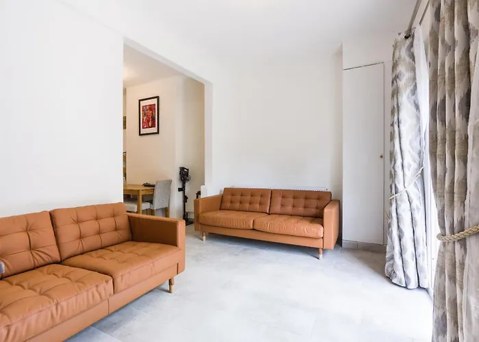 4 Bedroom House With Garden, Parking & 3 Mins Walking Distance From Train Station