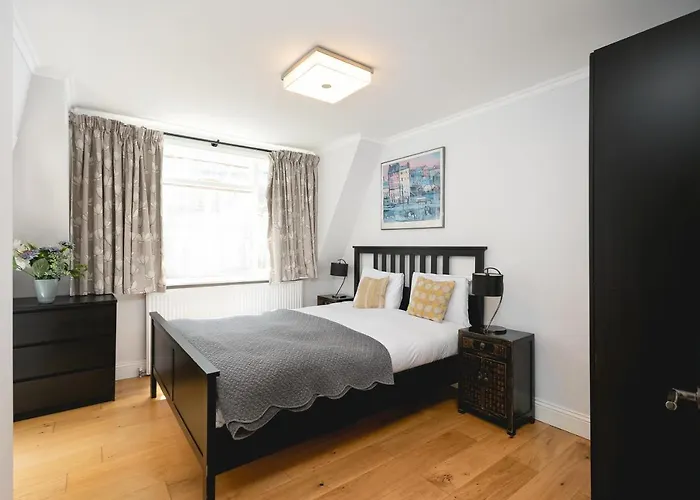 Penthousestays Notting Hill - Spacious 3 Bedroom King Bed Apartment - Near Portobello Road & Kensington High Street Londra