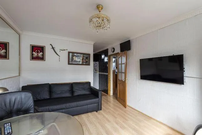 1 Bedroom Flat Close To City With Free Parking Arrangement London