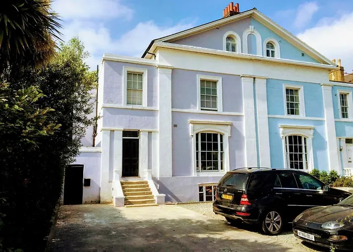 Elegant & Spacious Parkside 2-Bedroom 2-Bathroom Flat In Period Building Opposite Blackheath - Great Greenwich Location, Free Onsite Parking, Close To O2 Arena And Easy To City By Rail Or Tube!