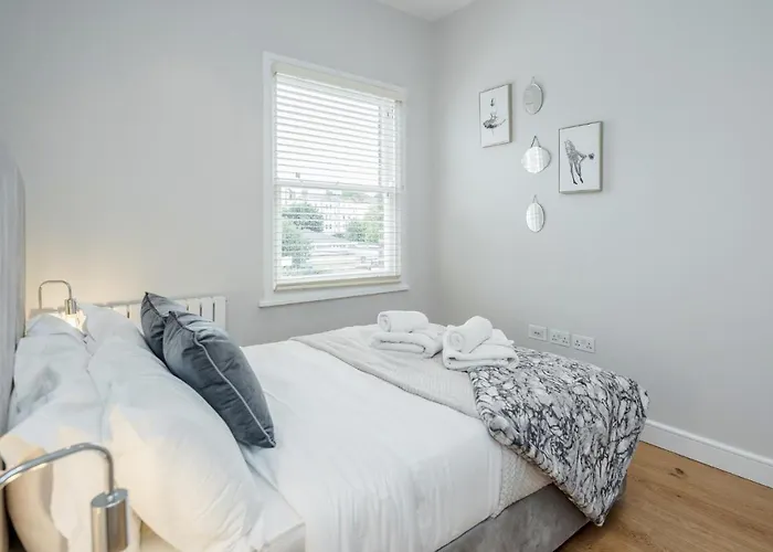 Beautiful 2 Bedrooms Split Level Fulham