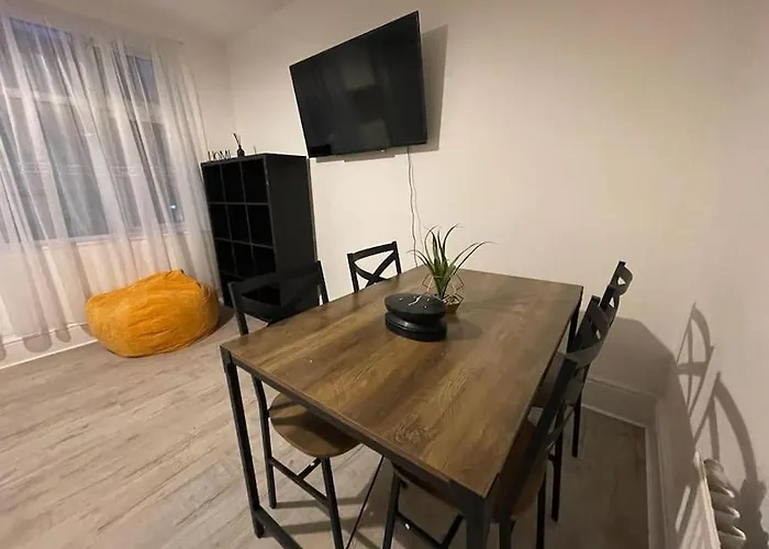 Spacious 2 Bedroom On Tower Bridge