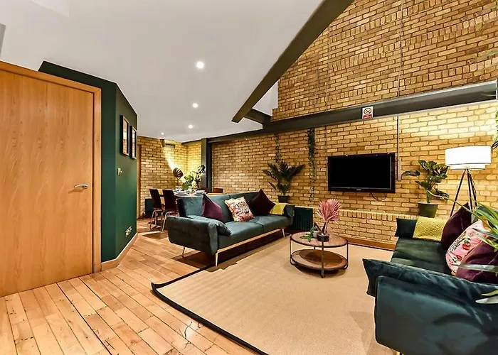 Spacious 2 Bed Urban Jungle Flat, Central London