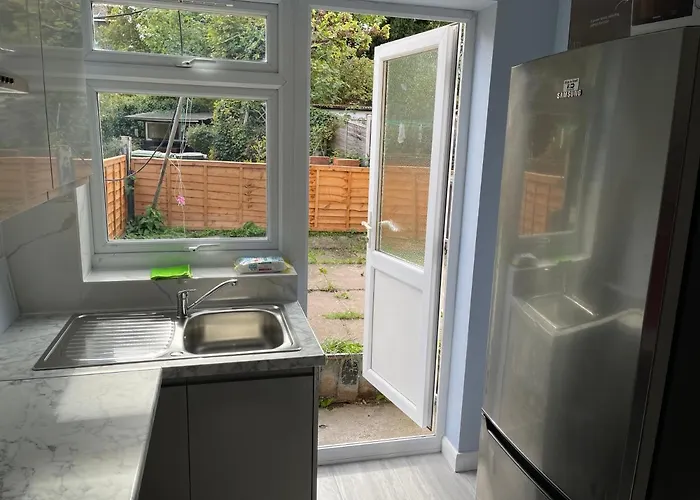 Entire Lovely 2 Bedroom Apartment With Private Garden & Free Street Parking