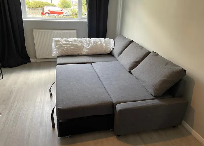 Entire Lovely 2 Bedroom Apartment With Private Garden & Free Street Parking