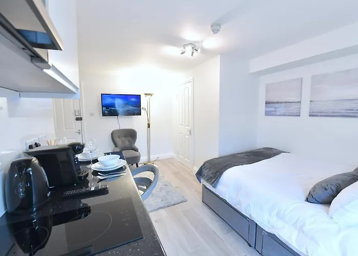 London Studios: Central Line Convenience near Westfield
