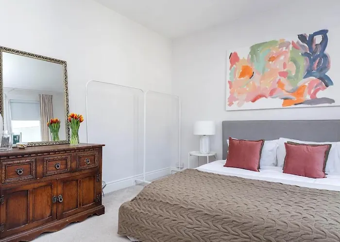Newly Renovated Large 4/5 Bedroom Victorian Terrace House With Garden. London
