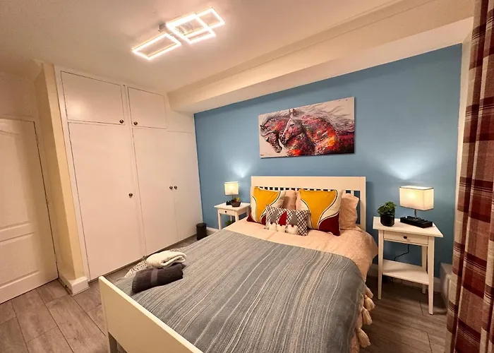 Posh 2-Bedroom, Living Room, Kitchen & 1.5 Bathroom