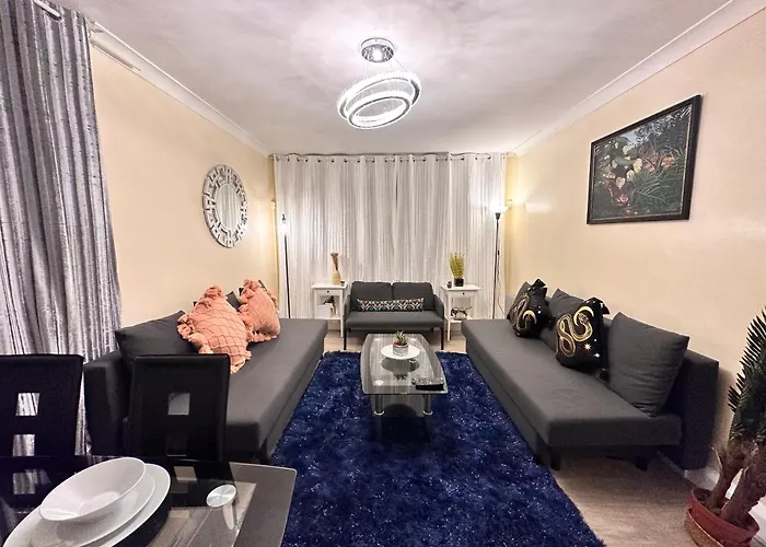 Posh 2-Bedroom, Living Room, Kitchen & 1.5 Bathroom London
