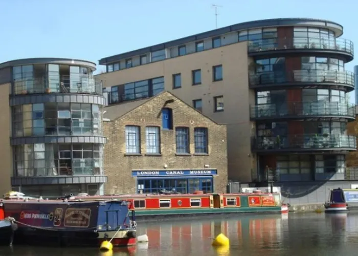 Boutique Modern Hotel Room For Two Near Tube And Bus Stations
