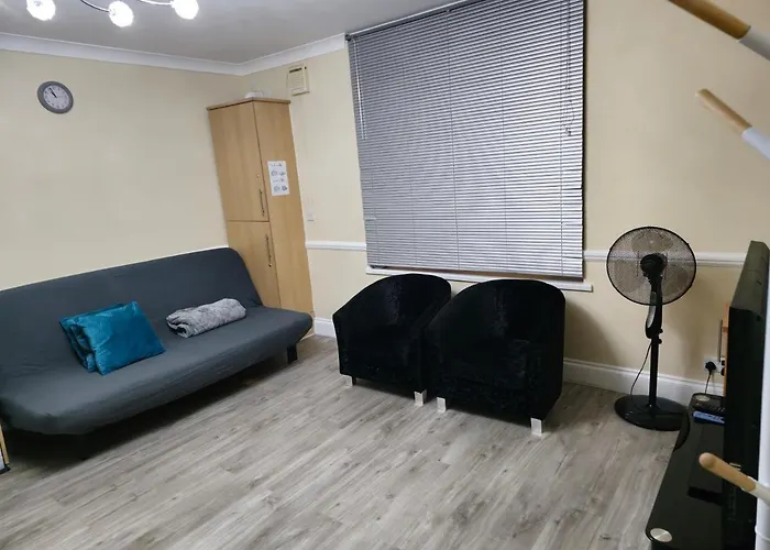 Entire 2 Bedroom Home/Flat In , Central Line