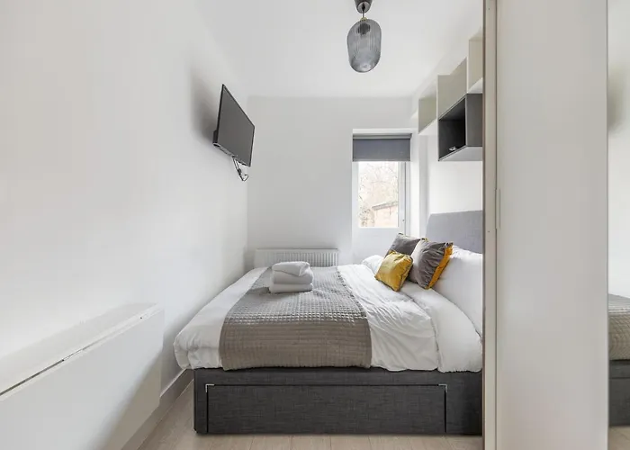 Functional Double With An Ensuite Toilet And Shower Near Tube And Bus Stations Londra