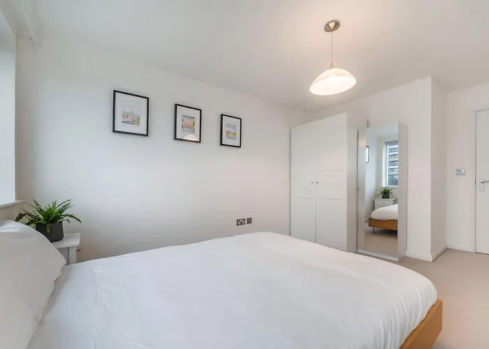Kensington Luxury Retreat: Spacious 2-Bedroom with Prime Location London