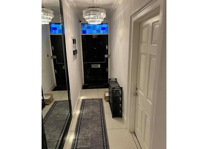 Villa Victoria Square London